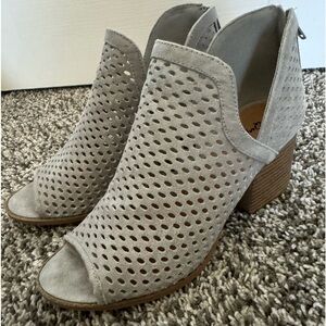 Qupid gray bootie ~ size 7
